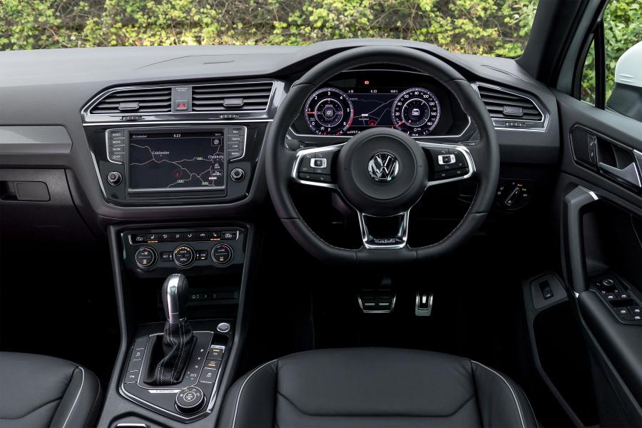 Торпедо Volkswagen Tiguan R-Line 2016 года  (UK) (фото 7 из 30)